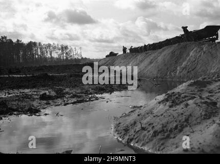 Stettin, 1948-10. Teren budowy stacji rozrz¹dowej, naprzeciwko budowy portu prze³adunków masowych, po prawej stronie od ul. Czajkowskiego. Têdy bêd¹ jeŸdziæ wagony z wêglem ze Œl¹ska. NZ. Nasyp kolejowy. mw PAP Dok³adny dzieñ wydarzenia nieustalony. Szczecin, 1948. Oktober. Die Baustelle des Rangierbahnhofs gegenüber der Baustelle des Ladungsumladehafens, auf der rechten Seite der Czajkowskiego Straße. Die Strecke für Züge mit Kohle aus Schlesien. Im Bild: Der Bahndamm. mw PAP Stockfoto