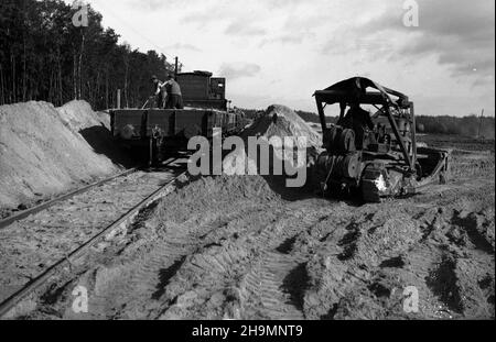 Stettin, 1948-10. Teren budowy stacji rozrz¹dowej, naprzeciwko budowy portu prze³adunków masowych, po prawej stronie od ul. Czajkowskiego. Têdy bêd¹ jeŸdziæ wagony z wêglem ze Œl¹ska. NZ. Nasyp kolejowy, rozprowadzanie ha³d piasku. mw PAP Dok³adny dzieñ wydarzenia nieustalony. Szczecin, 1948. Oktober. Die Baustelle des Rangierbahnhofs gegenüber der Baustelle des Ladungsumladehafens, auf der rechten Seite der Czajkowskiego Straße. Die Strecke für Züge mit Kohle aus Schlesien. Im Bild: Der Eisenbahndamm, die Ausbreitung von Sandhaufen. mw PAP Stockfoto