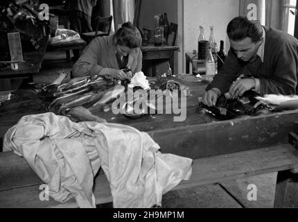 Kraków, 1948-10. W 1945 r. odnaleziono poszczególne fragmenty rzeŸb O³tarza Mariackiego Wita Stwosza w schronie pod zbombardowanym zamkiem w Norymberdze. 30 kwietnia 1946 r. rzeŸby z retabulum o³tarza Zaœniêcia NMP zosta³y przewiezione na Wawel. PRACE nad konserwacj¹ o³tarza wykona³a Pañstwowa Pracownia Konserwacji i Malarstwa pod kierunkiem konserwatora Mariana S³oneckiego, przy sta³ym nadzorze komisji powo³anej przez Naczeln¹ Dyrekcjê Muzeów i ochrony Zabytków. NZ. Konserwatorzy podczas pracy nad p³askorzeŸb¹ ze sceny Zmartwychwstania (lewe skrzyd³o otwarte, kwatera g³ówna). uu PAP Dok³ Stockfoto