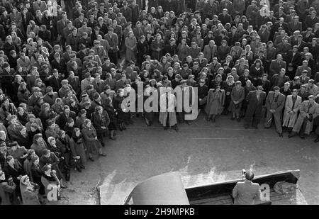 Warszawa, 1948-10. Wiec pracowników Komitetu Centralnego Zwi¹zków Zawodowych (KCZZ) przed gmachem siedziby przy ul. Juliana Bartoszewicza. Budynek KCZZ zosta³ odbudowany po zniszczeniach wojennych ze sk³adek zebranych wœród cz³onków zwi¹zków zawodowych w ca³ym kraju. Odbudowê ukoñczono w kwietniu 1948 r., w paŸdzierniku do budynku wprowadzili siê pracownicy. NZ. Przemawia przewodnicz¹cy KCZZ Kazimierz Witaszewski. pw PAP Dok³adny dzieñ wydarzenia nieustalony. Warschau, 1948. Okt. Eine Kundgebung der Arbeiter des Zentralkomitees der Gewerkschaften (KCZZ) vor dem Ausschusssitz auf Julian Bar Stockfoto