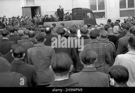 Warszawa, 1948-10. Wiec pracowników Komitetu Centralnego Zwi¹zków Zawodowych (KCZZ) przed gmachem siedziby przy ul. Juliana Bartoszewicza. Budynek KCZZ zosta³ odbudowany po zniszczeniach wojennych ze sk³adek zebranych wœród cz³onków zwi¹zków zawodowych w ca³ym kraju. Odbudowê ukoñczono w kwietniu 1948 r., w paŸdzierniku do budynku wprowadzili siê pracownicy. pw PAP Dok³adny dzieñ wydarzenia nieustalony. Warschau, 1948. Okt. Kundgebung der Arbeiter des Zentralkomitees der Gewerkschaften (KCZZ) vor dem Sitz des Komitees in der Julian Bartoszewicz Straße. Das KCZZ-Gebäude wurde achternach rekonstruiert Stockfoto