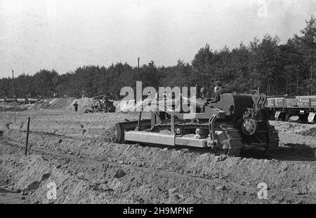 Stettin, 1948-10. Teren budowy stacji rozrz¹dowej, naprzeciwko budowy portu prze³adunków masowych, po prawej stronie od ul. Czajkowskiego. Têdy bêd¹ jeŸdziæ wagony z wêglem ze Œl¹ska. NZ. Budowa nasypu, rozprowadzanie piasku. mw PAP Dok³adny dzieñ wydarzenia nieustalony. Szczecin, 1948. Oktober. Die Baustelle einer Marchallingwerft gegenüber der Baustelle des Ladungsumladehafens, auf der rechten Seite der Czajkowskiego Straße. Die Route der Güterzüge mit Kohle aus Schlesien. Im Bild: Der Bau des Damms, Sandausbreitung. mw PAP Stockfoto