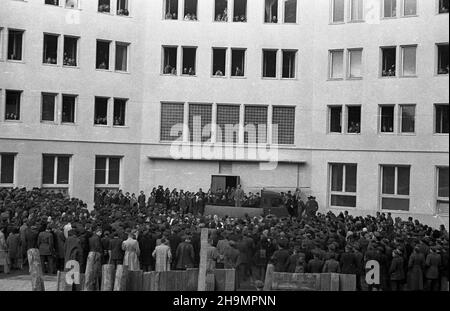 Warszawa, 1948-10. Wiec pracowników Komitetu Centralnego Zwi¹zków Zawodowych (KCZZ) przed gmachem siedziby przy ul. Juliana Bartoszewicza. Budynek KCZZ zosta³ odbudowany po zniszczeniach wojennych ze sk³adek zebranych wœród cz³onków zwi¹zków zawodowych w ca³ym kraju. Odbudowê ukoñczono w kwietniu 1948 r., w paŸdzierniku do budynku wprowadzili siê pracownicy. NZ. Przemawia przewodnicz¹cy KCZZ Kazimierz Witaszewski. pw PAP Dok³adny dzieñ wydarzenia nieustalony. Warschau, 1948. Okt. Eine Kundgebung der Arbeiter des Zentralkomitees der Gewerkschaften (KCZZ) vor dem Ausschusssitz auf Julian Bar Stockfoto