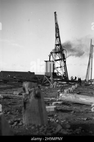 Stettin, 1948-10. Teren budowy stacji rozrz¹dowej, naprzeciwko budowy portu prze³adunków masowych, po prawej stronie od ul. Czajkowskiego. Têdy bêd¹ jeŸdziæ wagony z wêglem ze Œl¹ska. NZ. kafar parowy. mw PAP Dok³adny dzieñ wydarzenia nieustalony. Szczecin, 1948. Oktober. Die Baustelle des Rangierbahnhofs gegenüber der Baustelle des Ladungsumladehafens, auf der rechten Seite der Czajkowskiego Straße. Die Strecke für Züge mit Kohle aus Schlesien. Bild: Ein Dampfstapelfahrer. mw PAP Stockfoto