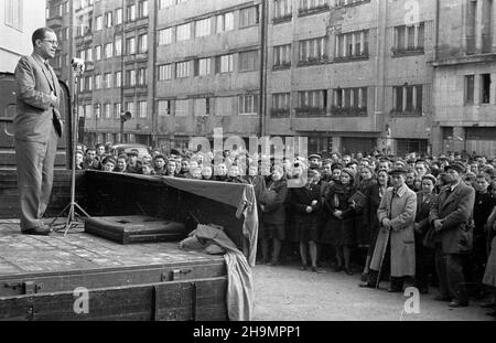 Warszawa, 1948-10. Wiec pracowników Komitetu Centralnego Zwi¹zków Zawodowych (KCZZ) przed gmachem siedziby przy ul. Juliana Bartoszewicza. Budynek KCZZ zosta³ odbudowany po zniszczeniach wojennych ze sk³adek zebranych wœród cz³onków zwi¹zków zawodowych w ca³ym kraju. Odbudowê ukoñczono w kwietniu 1948 r., w paŸdzierniku do budynku wprowadzili siê pracownicy. NZ. Przemawia przewodnicz¹cy KCZZ Kazimierz Witaszewski. pw PAP Dok³adny dzieñ wydarzenia nieustalony. Warschau, 1948. Okt. Eine Kundgebung der Arbeiter des Zentralkomitees der Gewerkschaften (KCZZ) vor dem Ausschusssitz auf Julian Bar Stockfoto