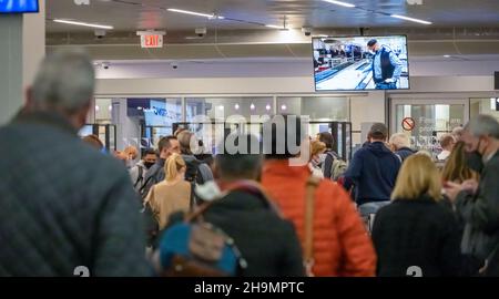 Flugreisende, die anstehen, um am Hartsfield-Jackson Atlanta International Airport, dem verkehrsreichsten Flughafen der Welt, die Sicherheitskontrolle des TSA-Flughafens zu passieren. (USA) Stockfoto