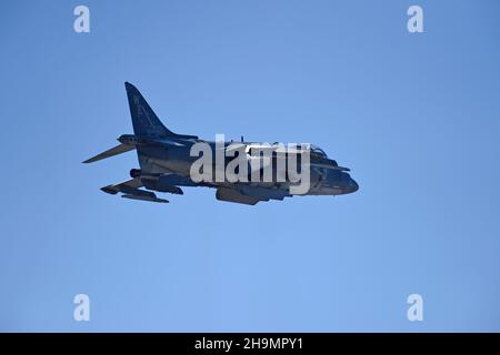 United States Marine Corps AV-8B Harrier schwebt und dreht nach dem Start im MCAS Miramar in San Diego, Kalifornien Stockfoto