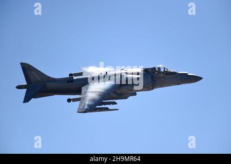 United States Marine Corps AV-8B Harrier erzeugt transonic Vapor während eines Hochgeschwindigkeitspasses bei MCAS Miramar in San Diego, Kalifornien Stockfoto