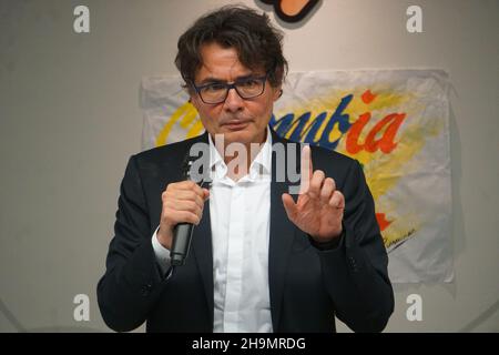 Bogota, Kolumbien. 6th Dez 2021. Der Vorkandidat des Coalicion Centro Esperanza, Alejandro Gaviria, bei der Einweihung seines Wahlkampfhauptquartiers. (Bild: © Daniel Garzon Herazo/NurPhoto via ZUMA Press) Stockfoto