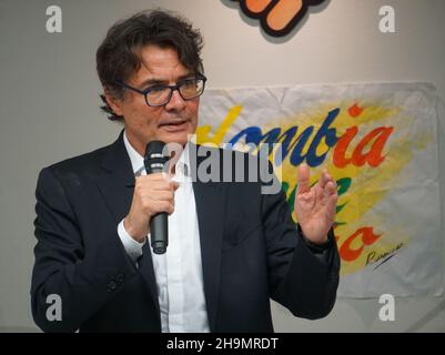 Bogota, Kolumbien. 6th Dez 2021. Präsidentschaftskandidaten in C, Kolumbien: Kandidat des Coalicion Centro Esperanza, Alejandro Gaviria bei der Eröffnung seines Wahlkampfhauptquartiers. (Bild: © Daniel Garzon Herazo/ZUMA Press Wire) Stockfoto