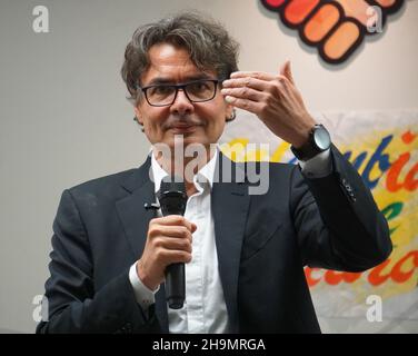 Bogota, Kolumbien. 6th Dez 2021. Präsidentschaftskandidaten in C, Kolumbien: Kandidat des Coalicion Centro Esperanza, Alejandro Gaviria bei der Eröffnung seines Wahlkampfhauptquartiers. (Bild: © Daniel Garzon Herazo/ZUMA Press Wire) Stockfoto