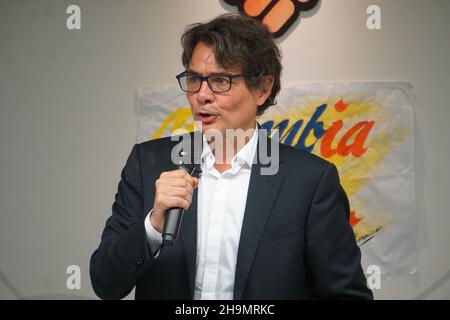 Bogota, Kolumbien. 6th Dez 2021. Der Vorkandidat des Coalicion Centro Esperanza, Alejandro Gaviria, bei der Einweihung seines Wahlkampfhauptquartiers. (Bild: © Daniel Garzon Herazo/NurPhoto via ZUMA Press) Stockfoto