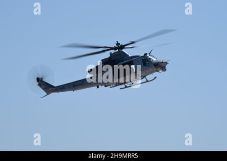 USMC UH-1Y Venom Hubschrauber nähert sich der LZ während einer MAGTF Demonstration am MCAS Miramar in San Diego, Kalifornien. Stockfoto