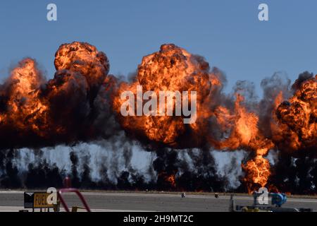 Rauch und Flamme von simulierten Geschossen entzündet sich in der Nähe der Startbahn während der MAGTF-Demo auf der MCAS Miramar Airshow Stockfoto