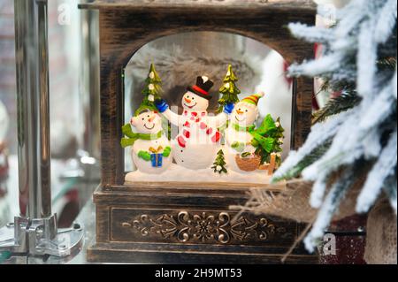 Lviv, Ukraine. 07th Dez 2021. Ein Schaufenster mit Weihnachtsschmuck in der Innenstadt. Kredit: SOPA Images Limited/Alamy Live Nachrichten Stockfoto