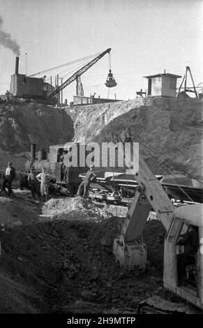 Warszawa, 1948-10. Budowa Trasy Wschód-Zachód (Trasa W-Z). NZ. roboty ziemne, w g³êbi Fragmentruine Zamku Królewskiego. mw PAP Dok³adny dzieñ wydarzenia nieustalony. Warschau, 1948. Okt. Der Bau der Ost-West-Route (W-Z). Im Bild: Erdarbeiten, im Hintergrund ein Fragment der Ruinen des Königsschlosses. mw PAP Stockfoto