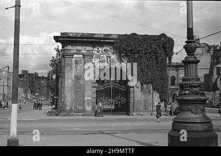 Stettin, 1948-10. Brama Portowa powsta³ w 1724-1740, wg projectu Gerharda Corneliusa van Wallrawe, zdobiona przez rzeŸbiarza Bertholda Damarta oraz Meyera. Do 1945 r. zwieñczona by³a rzeŸbami. (Zdemontowany kamienny szczyt powróci³ na swoje miejsce dopiero w 1957 r.) pw PAP Dok³adny dzieñ wydarzenia nieustalony. Szczecin, 1948. Oktober. Das Port Gate (Brama Portowa), zwischen 1724 und 1740 erbaut, wurde von Gerhard Corneliusa van Wallrawe entworfen und von den Bildhauern Berthold Damart und Meyer dekoriert. Bis 1945 wurde es mit Skulpturen gekrönt. (Entfernte Steinplatte wurde 1957 wieder an ihren Platz gebracht.) pw PAP Stockfoto