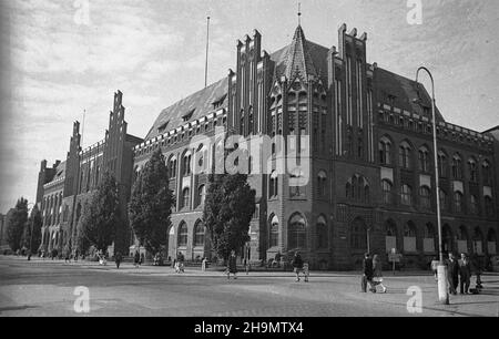 Stettin, 1948-10. Neogotycki gmach Dyrekcji Poczty, zbudowany wg projectu Hintze z 1905 r. Pierwotnie przeznaczony by³ dla Pruskiej Poczty Królewskiej. NZ. widok od pl. Brama Portowa. pw PAP Dok³adny dzieñ wydarzenia nieustalony. Szczecin, 1948. Oktober. Das neogotische Gebäude der Postdirektion wurde nach einem Hintze-Entwurf von 1905 erbaut. Ursprünglich entworfen für die Königlich Preußische Post. Bild: Das Gebäude vom Brama Portowa (Port Gate) Platz aus gesehen. pw PAP Stockfoto