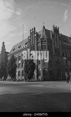 Stettin, 1948-10. Neogotycki gmach Dyrekcji Poczty, zbudowany wg projectu Hintze z 1905 r. Pierwotnie przeznaczony by³ dla Pruskiej Poczty Królewskiej. NZ. widok od pl. Brama Portowa. pw PAP Dok³adny dzieñ wydarzenia nieustalony. Szczecin, 1948. Oktober. Das neogotische Gebäude der Postdirektion wurde nach einem Hintze-Entwurf von 1905 erbaut. Ursprünglich entworfen für die Königlich Preußische Post. Bild: Das Gebäude vom Brama Portowa (Port Gate) Platz aus gesehen. pw PAP Stockfoto