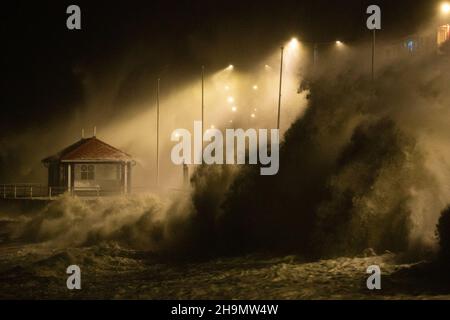 Aberystwyth, Ceredigion, Wales, Großbritannien. 07th Dezember 2021 UK Wetter: Sturm Barra kombiniert mit Flut heute Abend in Aberystwyth, als riesige Wellen gegen die Promenade krachen. © Ian Jones/Alamy Live News Stockfoto