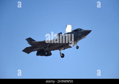 Das United States Marine Corps F-35B Lightning II schwebt während einer Demonstration an Bord von MCAS Miramar in San Diego, Kalifornien. Stockfoto