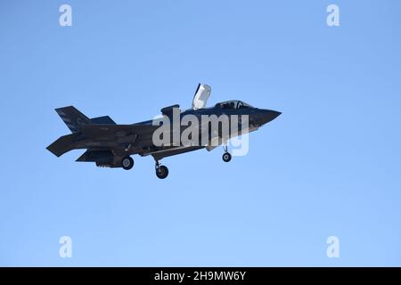 Das United States Marine Corps F-35B Lightning II schwebt während einer Demonstration an Bord von MCAS Miramar in San Diego, Kalifornien. Stockfoto