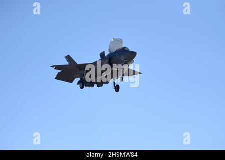 Das United States Marine Corps F-35B Lightning II schwebt während einer Demonstration an Bord von MCAS Miramar in San Diego, Kalifornien. Stockfoto