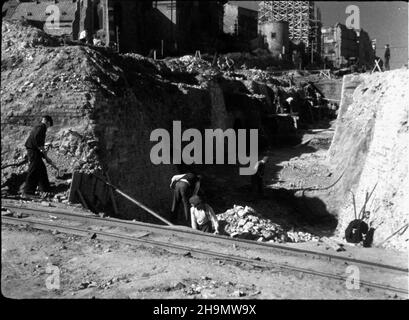 Warszawa, 1948-10. Budowa Trasy W-Z (Wschód-Zachód). NZ. Strop tunelu budowanego miêdzy wiaduktem mostu Œl¹sko-D¹browskiego a ulic¹ Miodow¹. W g³êbi obudowana rusztowaniem dzwonnica koœcio³a pw. œw. Anny. pw PAP Dok³adny dzieñ wydarzenia nieustalony. Warschau, 1948. Okt. Die Konstrationsstelle der W-Z (Eaast-West) Route. Im Bild: Die Decke eines Tunnels, der zwischen der Überführung der Slasko-Dabrowski-Brücke und der Miodowa-Straße errichtet wurde. Im Hintergrund der Glockenturm der St. Anna Kirche hinter dem Gerüst. pw PAP Stockfoto