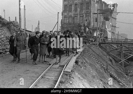 Warszawa, 1948-10. Budowa Trasy W-Z (Wschód-Zachód). NZ. Zwiedzanie placu budowy tunelu przy ulicy Miodowej. pw PAP Dok³adny dzieñ wydarzenia nieustalony. Warschau, 1949. Okt. Der Streckenbau W-Z (Ost-West). Im Bild: Besuch der Baustelle eines Tunnels unter der Miodowa Straße. pw PAP Stockfoto