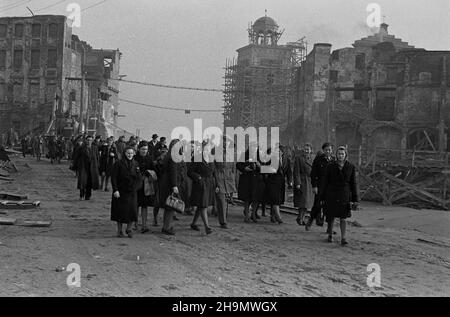 Warszawa, 1948-10. Budowa Trasy W-Z (Wschód-Zachód). NZ. Zwiedzanie placu budowy tunelu przy ulicy Miodowej. W g³êbi (C obudowana rusztowaniem), dzwonnica koœcio³a pw. œw. Anny. pw PAP Dok³adny dzieñ wydarzenia nieustalony. Warschau, 1949. Okt. Der Streckenbau W-Z (Ost-West). Im Bild: Besuch der Baustelle eines Tunnels unter der Miodowa Straße. Im Hintergrund der Glockenturm der St. Anna Kirche hinter dem Gerüst. pw PAP Stockfoto