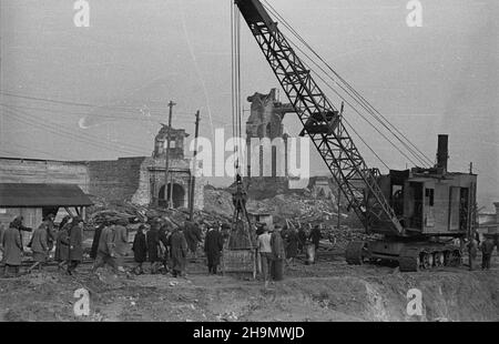 Warszawa, 1948-10. Budowa Trasy W-Z (Wschód-Zachód). NZ. Zwiedzanie placu budowy tunelu przy placu Zamkowym. Na pierwszym planie koparka parowa. W g³êbi ruiny Zamku Królewskiego. pw PAP Dok³adny dzieñ wydarzenia nieustalony. Warschau, 1949. Okt. Der Streckenbau W-Z (Ost-West). Im Bild: Besuch der Baustelle eines Tunnels unter dem Zamkowy-Platz. Im Vordergrund der Dampfbagger. Im Hintergrund die Ruinen des Königsschlosses. pw PAP Stockfoto