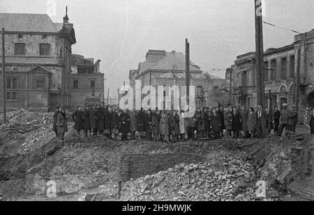 Warszawa, 1948-10. Budowa Trasy W-Z (Wschód-Zachód). NZ. Zwiedzanie placu budowy tunelu przy ulicy Miodowej. W g³êbi pa³ac Szaniawskich (P), pa³ac M³odziejowskich (C) i koœció³ Przemienienia Pañskiego (L). pw PAP Dok³adny dzieñ wydarzenia nieustalony. Warschau, 1949. Okt. Der Streckenbau W-Z (Ost-West). Im Bild: Besuch der Baustelle eines Tunnels unter der Miodowa Straße. Im Hintergrund der Szamiawski Palast (rechts), der Mlodziejowski Palast (Mitte) und die Verklärung des Herrn Kirche (links). pw PAP Stockfoto