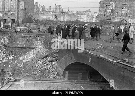 Warszawa, 1948-10. Budowa Trasy W-Z (Wschód-Zachód). NZ. Zwiedzanie placu budowy tunelu przy ulicy Miodowej. W g³êbi pa³ac Szaniawskich (L). pw PAP Dok³adny dzieñ wydarzenia nieustalony. Warschau, 1949. Okt. Der Streckenbau W-Z (Ost-West). Im Bild: Besuch der Baustelle eines Tunnels unter der Miodowa Straße. Im Hintergrund das Schloss der Familie Szaniawski. pw PAP Stockfoto