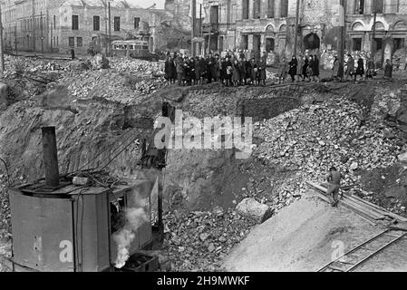 Warszawa, 1948-10. Budowa Trasy W-Z (Wschód-Zachód). NZ. Zwiedzanie placu budowy tunelu przy ulicy Miodowej. W g³êbi pa³ac Szaniawskich (P) i pa³ac M³odziejowskich (L). pw PAP Dok³adny dzieñ wydarzenia nieustalony. Warschau, 1949. Okt. Der Streckenbau W-Z (Ost-West). Im Bild: Besuch der Baustelle eines Tunnels unter der Miodowa Straße. Im Hintergrund der Szaniawski-Familienpalast (rechts) und der Mlodziejowski-Familienpalast (links). pw PAP Stockfoto