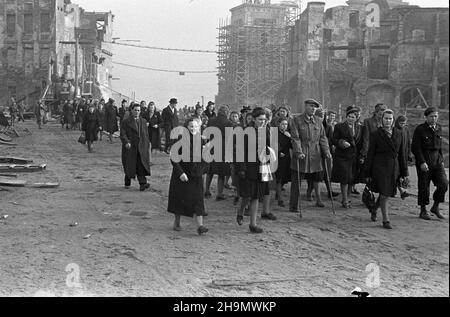 Warszawa, 1948-10. Budowa Trasy W-Z (Wschód-Zachód). NZ. Zwiedzanie placu budowy tunelu przy ulicy Miodowej. W g³êbi (C obudowana rusztowaniem), dzwonnica koœcio³a pw. œw. Anny. pw PAP Dok³adny dzieñ wydarzenia nieustalony. Warschau, 1949. Okt. Der Streckenbau W-Z (Ost-West). Im Bild: Besuch der Baustelle eines Tunnels unter der Miodowa Straße. Im Hintergrund der Glockenturm der St. Anna-Kirche (in der Mitte, hinter der Schimpfsäule). pw PAP Stockfoto