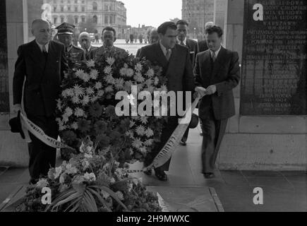 Warszawa, 1948-10-02. Pierwszy pose³ nadzwyczajny i Minister pe³nomocny pañstwa Izrael w Polsce Izrael Barzilay, po z³o¿eniu prezydentowi listów uwierzytelniaj¹cych, z³o¿y³ wieniec na Grobie Nieznanego ¯o³nierza. NZ. m.in.: Izrael Barzilay (3P), gen. Bryg. Zieliñski (2L) MW PAP Warschau, 2. Oktober 1948. Der erste stellvertretende außerordentliche und bevollmächtigte Minister Israels in Polen, Izrael Barzilay, legte nach der Übergabe seiner Beglaubigungsschreiben an den Präsidenten einen Kranz am Grab des unbekannten Soldaten nieder. Im Bild: Izrael Barzilay (3rd rechts), Brigadier Zielinski (2nd links), u.a. MW PAP Stockfoto