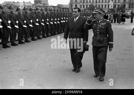 Warszawa, 1948-10-02. Pierwszy pose³ nadzwyczajny i Minister pe³nomocny pañstwa Izrael w Polsce Izrael Barzilay, po z³o¿eniu prezydentowi Boles³awowi Bierutowi listów uwierzytelniaj¹cych, z³o¿y³ wieniec na Grobie Nieznanego ¯o³nierza. Nz. Izrael Barzilay (L) i gen. Bryg. Zieliñski (P) przechodz¹ przed frontem kompanii honorowej na pl. Zwyciêstwa MW PAP Warschau, 2. Oktober 1948. Der Sondergesandte und bevollmächtigte Minister des Staates Israel aus dem Jahr 1st in Polen, Izrael Barzilay, legte nach der Übergabe seiner Beglaubigungsschreiben an Präsident Boleslaw Bierut einen Kranz am Grab des unbekannten Soldaten nieder. Abgebildet: Stockfoto