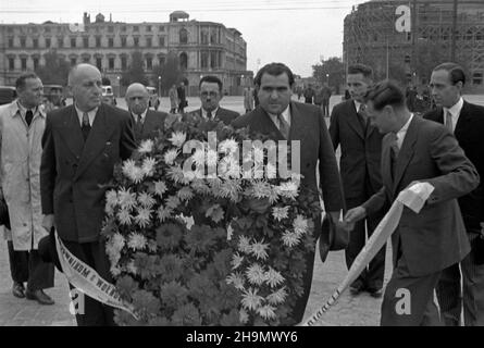 Warszawa, 1948-10-02. Pierwszy pose³ nadzwyczajny i Minister pe³nomocny pañstwa Izrael w Polsce Izrael Barzilay, po z³o¿eniu prezydentowi listów uwierzytelniaj¹cych, z³o¿y³ wieniec na Grobie Nieznanego ¯o³nierza. NZ. m.in.: Izrael Barzilay (4P), dyrektor protoko³u dyplomatycznego Adam Gubrynowicz (P). mw PAP Warschau, 2. Oktober 1948. Der erste stellvertretende außerordentliche und bevollmächtigte Minister Israels in Polen, Izrael Barzilay, legte nach der Übergabe seiner Beglaubigungsschreiben an den Präsidenten einen Kranz am Grab des unbekannten Soldaten nieder. Im Bild: Izrael Barzilay (4th rechts), Direktor der diplomatischen PR Stockfoto