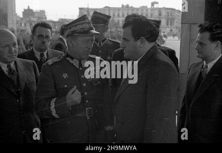 Warszawa, 1948-10-02. Pierwszy pose³ nadzwyczajny i Minister pe³nomocny pañstwa Izrael w Polsce Izrael Barzilay, po z³o¿eniu prezydentowi listów uwierzytelniaj¹cych, z³o¿y³ wieniec na Grobie Nieznanego ¯o³nierza. NZ. m.in.: Izrael Barzilay (2P), gen. Bryg. Zieliñski (3L) MW PAP Warschau, 2. Oktober 1948. Der erste stellvertretende außerordentliche und bevollmächtigte Minister Israels in Polen, Izrael Barzilay, legte nach der Übergabe seiner Beglaubigungsschreiben an den Präsidenten einen Kranz am Grab des unbekannten Soldaten nieder. Im Bild: Izrael Barzilay (2nd rechts), Brigadier Zielinski (3rd links), u.a. MW PAP Stockfoto