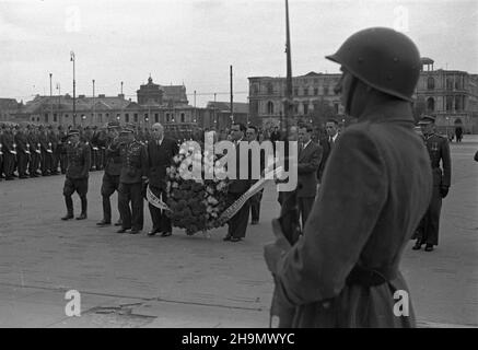 Warszawa, 1948-10-02. Pierwszy pose³ nadzwyczajny i Minister pe³nomocny pañstwa Izrael w Polsce Izrael Barzilay, po z³o¿eniu prezydentowi listów uwierzytelniaj¹cych, z³o¿y³ wieniec na Grobie Nieznanego ¯o³nierza. NZ. m.in.: Izrael Barzilay (z prawej strony wieñca), gen. Bryg. Zieliñski (3L) MW PAP Warschau, 2. Oktober 1948. Der Sondergesandte und bevollmächtigte Minister des Staates Israel aus dem Jahr 1st in Polen, Izrael Barzilay, legte nach der Übergabe seiner Beglaubigungsschreiben an Präsident Boleslaw Bierut einen Kranz am Grab des unbekannten Soldaten nieder. Im Bild: Izrael Barzilay (auf der rechten Seite des Kranzes), Brig Stockfoto