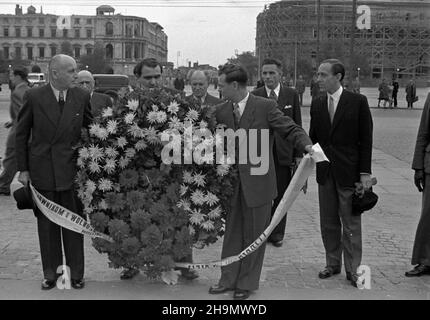 Warszawa, 1948-10-02. Pierwszy pose³ nadzwyczajny i Minister pe³nomocny pañstwa Izrael w Polsce Izrael Barzilay, po z³o¿eniu prezydentowi listów uwierzytelniaj¹cych, z³o¿y³ wieniec na Grobie Nieznanego ¯o³nierza. NZ. m.in.: Izrael Barzilay (2L), dyrektor protoko³u dyplomatycznego Adam Gubrynowicz (P). mw PAP Warschau, 2. Oktober 1948. Der erste stellvertretende außerordentliche und bevollmächtigte Minister Israels in Polen, Izrael Barzilay, legte nach der Übergabe seiner Beglaubigungsschreiben an den Präsidenten einen Kranz am Grab des unbekannten Soldaten nieder. Im Bild: Izrael Barzilay (2nd links), Direktor des diplomatischen Pro Stockfoto