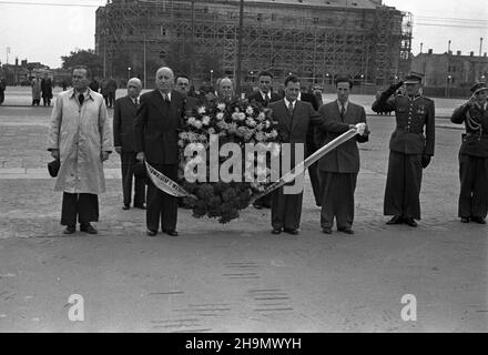 Warszawa, 1948-10-02. Pierwszy pose³ nadzwyczajny i Minister pe³nomocny pañstwa Izrael w Polsce Izrael Barzilay, po z³o¿eniu prezydentowi listów uwierzytelniaj¹cych, sk³ada³ wieniec na Grobie Nieznanego ¯o³nierza. NZ. cz³onkowie poselstwa na pl. Zwyciêstwa MW PAP Warschau, 2. Oktober 1948. Der erste stellvertretende außerordentliche und bevollmächtigte Minister Israels in Polen, Izrael Barzilay, legte nach der Übergabe seiner Beglaubigungsschreiben an den Präsidenten einen Kranz am Grab des unbekannten Soldaten nieder. Im Bild: Mitglieder der Mission auf dem Zwyciestwa-Platz. mw PAP Stockfoto