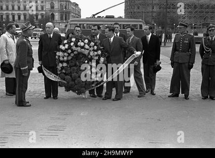 Warszawa, 1948-10-02. Pierwszy pose³ nadzwyczajny i Minister pe³nomocny pañstwa Izrael w Polsce Izrael Barzilay, po z³o¿eniu prezydentowi listów uwierzytelniaj¹cych, z³o¿y³ wieniec na Grobie Nieznanego ¯o³nierza. NZ. m.in.: Izrael Barzilay (5L), dyrektor protoko³u dyplomatycznego Adam Gubrynowicz (3P), gen. Bryg. Zieliñski (2L) MW PAP Warschau, 2. Oktober 1948. Der erste stellvertretende außerordentliche und bevollmächtigte Minister Israels in Polen, Izrael Barzilay, legte nach der Übergabe seiner Beglaubigungsschreiben an den Präsidenten einen Kranz am Grab des unbekannten Soldaten nieder. Im Bild: Izrael Barzilay (5th links) Stockfoto