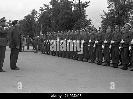 Warszawa, 1948-10-02. Pierwszy pose³ nadzwyczajny i Minister pe³nomocny pañstwa Izrael w Polsce Izrael Barzilay, po z³o¿eniu prezydentowi Boles³awowi Bierutowi listów uwierzytelniaj¹cych, z³o¿y³ wieniec na Grobie Nieznanego ¯o³nierza. Nz. Izrael Barzilay (2L) i gen. Bryg. Zieliñski (L) przed frontem kompanii honorowej na pl. Zwyciêstwa MW PAP Warschau, 2. Oktober 1948. Der Sondergesandte und bevollmächtigte Minister des Staates Israel aus dem Jahr 1st in Polen, Izrael Barzilay, legte nach der Übergabe seiner Beglaubigungsschreiben an Präsident Boleslaw Bierut einen Kranz am Grab des unbekannten Soldaten nieder. Im Bild: Izrael Ba Stockfoto