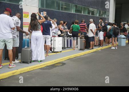 salvador, bahia, brasilien - 7. dezember 2021: Schlange von Passagieren an Bord des Kreuzfahrtschiffs im Hafen der Stadt Salvador. Stockfoto