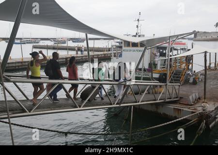 salvador, bahia, brasilien - 7. dezember 2021: Passagiere, die auf einem Pier ein Boot besteigen, überqueren Salvador durch die Bucht von Todos dos dos Santos in Richtung Mar Grande Stockfoto