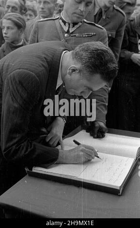 Warszawa, 1948-10-02. Pierwszy pose³ nadzwyczajny i Minister pe³nomocny pañstwa Izrael w Polsce Izrael Barzilay, po z³o¿eniu prezydentowi listów uwierzytelniaj¹cych, z³o¿y³ wieniec na Grobie Nieznanego ¯o³nierza. NZ. cz³onek poselstwa izraelskiego sk³ada podpis w ksiêdze pami¹tkowej GN¯. mw PAP Warschau, 2. Oktober 1948. Der erste stellvertretende außerordentliche und bevollmächtigte Minister Israels in Polen, Izrael Barzilay, legte nach der Übergabe seiner Beglaubigungsschreiben an den Präsidenten einen Kranz am Grab des unbekannten Soldaten nieder. Im Bild: ein mitglied der israelischen Mission signiert ein Besucherbuch am Grab von Stockfoto