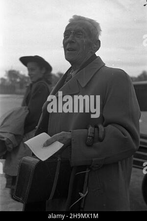 Warszawa, 1948-10-02. Z Krakowa na lotnisko Okêcie przylecia³ Ludwik Solski (L), von wyst¹piæ goœcinnie w Teatrze Polskim, w komedii Fredry pt. Pan Jowialski, w re¿. Aleksandra Zelwerowicza. Vorpreera 16 paŸdziernika. mw PAP Warschau, 2. Oktober 1948. Ludwik Solski (im Bild) kommt aus Krakau am Warschauer Flughafen Okecie an, um Gaststar im Polski Theater zu sein, in Aleksander Fredros Komödie mit dem Titel Pan Jowialski (Mr Jovial) unter der Regie von Aleksander Zelwerowicz. Die Premiere war für den 16. Oktober geplant. mw PAP Stockfoto