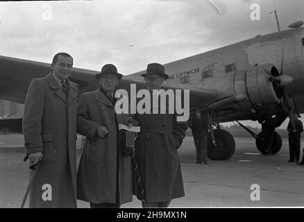 Warszawa, 1948-10-02. Z Krakowa przylecia³ Ludwik Solski, von wyst¹piæ goœcinnie, w Teatrze Polskim w komedii Fredry pt. Pan Jowialski, w re¿. Aleksandra Zelwerowicza. Premiera 16 paŸdziernika. Nz. Ludwik Solski (C) na p³ycie lotniska Okêcie z Arnoldem Szyfmanem (P) i Stefanem Martyk¹. mw PAP Warschau, 2. Oktober 1948. Ludwik Solski kommt aus Krakau am Warschauer Flughafen Okecie an, um Gaststar im Polski Theater zu sein, in Aleksander Fredros Komödie mit dem Titel Pan Jowialski (Mr Jovial) unter der Regie von Aleksander Zelwerowicz. Die Premiere war für Oktober 16 geplant. Im Bild: Ludwik Solski (cen Stockfoto