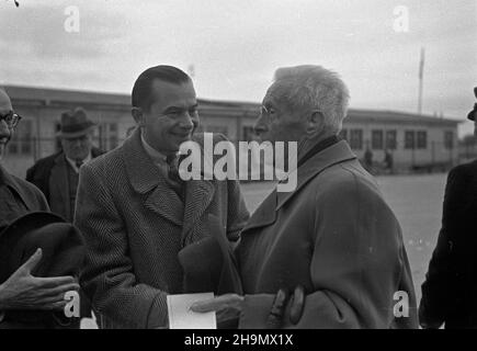 Warszawa, 1948-10-02. Z Krakowa przylecia³ Ludwik Solski, von wyst¹piæ goœcinnie w Teatrze Polskim, w komedii Fredry pt. Pan Jowialski, w re¿. Aleksandra Zelwerowicza. Premiera 16 paŸdziernika. Nz. Ludwika Solskiego (L) wita na lotnisku Okêcie spiker radiowy i konferansjer Stefan Martyka (2L). mw PAP Warschau, 2. Oktober 1948. Ludwik Solski (im Bild) kommt aus Krakau am Warschauer Flughafen Okecie an, um Gaststar im Polski Theater zu sein, in Aleksander Fredros Komödie mit dem Titel Pan Jowialski (Mr Jovial) unter der Regie von Aleksander Zelwerowicz. Die Premiere war für Oktober 16 geplant. Abgebildet: L Stockfoto